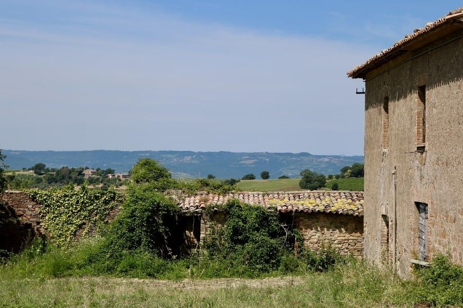 An abandoned villa with a beautiful view of the Umbrian hills