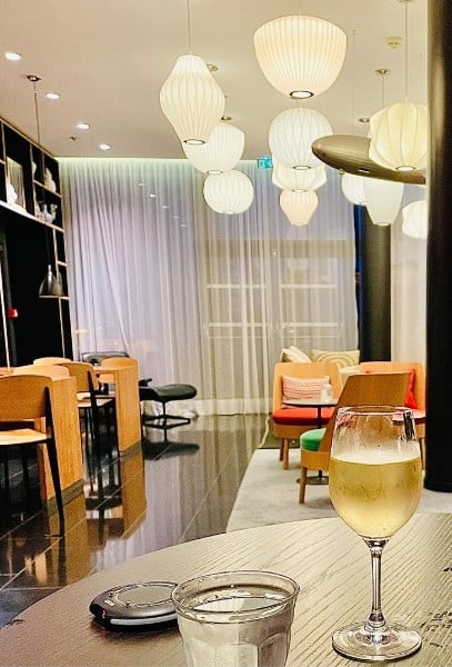 Dining lounge at the CitizenM Paris CDG